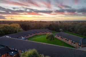 uma vista aérea de um edifício com um quintal relvado em Delta Hotels by Marriott Peterborough em Peterborough