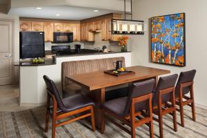 cocina con mesa de madera y sillas en Sheraton Lakeside Terrace Villas at Mountain Vista, Avon, Vail Valley, en Avon
