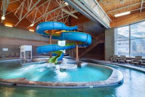 雅芳的住宿－Sheraton Lakeside Terrace Villas at Mountain Vista, Avon, Vail Valley，游泳池的水滑梯