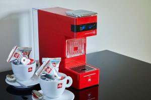 Příslušenství pro přípravu čaje a kávy v ubytování Forest of Arden Hotel and Country Club