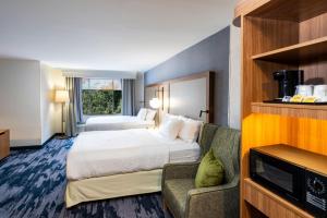 une chambre d'hôtel avec un lit et un canapé dans l'établissement Fairfield by Marriott Inn & Suites St Louis Chesterfield, à Chesterfield