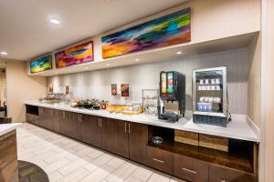 a restaurant with a counter with a drink bar at Fairfield by Marriott Inn & Suites St Louis Chesterfield in Chesterfield