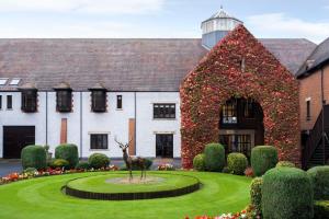 una casa con un jardín delante de ella en Forest of Arden Hotel and Country Club, en Bickenhill