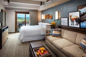 Habitación de hotel con cama y sofá en Sheraton Steamboat Resort Villas en Steamboat Springs