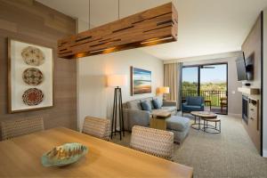uma sala de estar com um sofá e uma sala de jantar em The Westin Kierland Villas, Scottsdale em Scottsdale