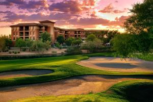 斯科茨代爾的住宿－The Westin Kierland Villas, Scottsdale，一座高尔夫球场,其背景是一座度假村