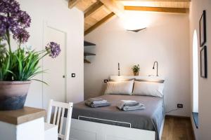 - une chambre avec un lit et 2 serviettes dans l'établissement La CASETTA Antica dimora nel centro storico, à Chiavari