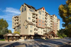 ein großes Gebäude auf einer Straße mit Parkplatz in der Unterkunft Sheraton Mountain Vista Villas, Avon / Vail Valley in Avon