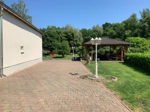 een stenen oprit met een prieel in een park bij Ferienhaus Undine in Oranienbaum-Wörlitz