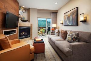 Sheraton Mountain Vista Villas, Avon / Vail Valley في آفون: غرفة معيشة مع أريكة ومدفأة