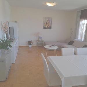 sala de estar con sofá blanco y mesa en Baraban en Primošten