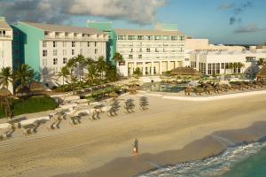 - Vistas a una playa con edificios y aves en The Westin Resort & Spa Cancun, en Cancún