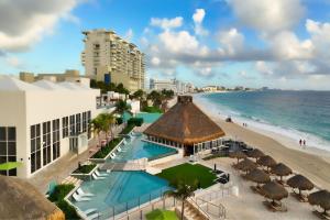 eine Luftansicht auf den Strand und das Meer in der Unterkunft The Westin Resort & Spa Cancun in Cancún