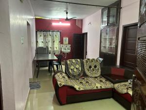 sala de estar con sofá y mesa en Sowparnika duplex, en Trivandrum