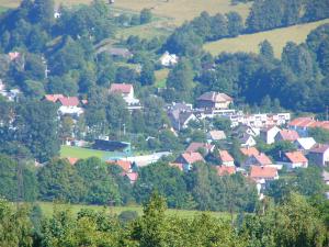 een stad in het midden van een heuvel met huizen bij Apartmán Jeseník Česká Ves in Česká Ves