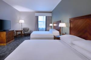 Delta Hotels by Marriott Bexleyheath客房内的一张或多张床位