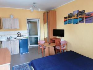 a room with a kitchen and a table with chairs at Dom Pod Gruszką in Pobierowo