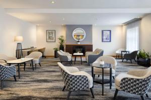 Delta Hotels by Marriott Bexleyheath的休息区