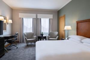 Delta Hotels by Marriott Bexleyheath客房内的一张或多张床位