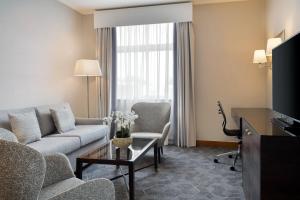 Delta Hotels by Marriott Bexleyheath的电视和/或娱乐中心