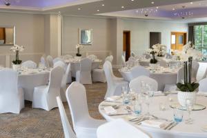 Delta Hotels by Marriott Bexleyheath餐厅或其他用餐的地方