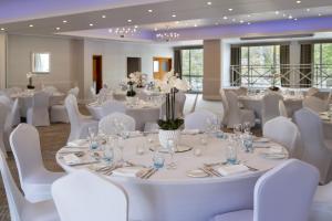 Delta Hotels by Marriott Bexleyheath餐厅或其他用餐的地方