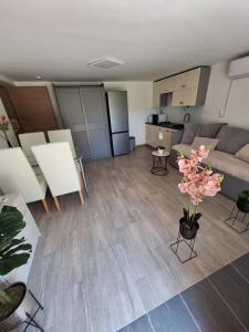 Η κουζίνα ή μικρή κουζίνα στο Guesthouse Flower