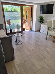 Μια τηλεόραση ή/και κέντρο ψυχαγωγίας στο Guesthouse Flower