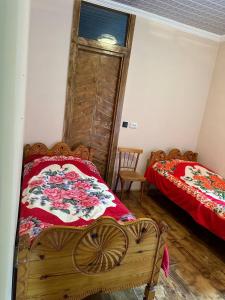 Postel nebo postele na pokoji v ubytování Jachvliani Guest House