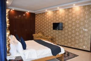 Łóżko lub łóżka w pokoju w obiekcie Hotel de Raj Sialkot