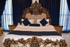 Postel nebo postele na pokoji v ubytování Hotel de Raj Sialkot