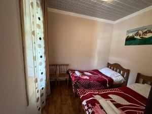 Postel nebo postele na pokoji v ubytování Jachvliani Guest House
