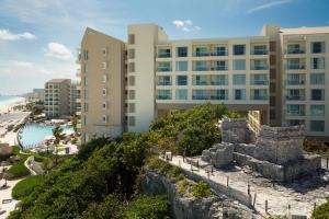 vista para o hotel e para a praia e edifícios em The Westin Lagunamar Ocean Resort Villas & Spa Cancun em Cancún