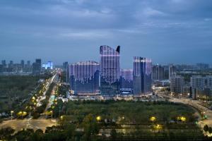 uma vista para o horizonte da cidade com edifícios altos em Sheraton Xi'an Chanba em Xian