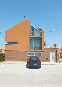 a car parked in a parking lot in front of a building at Casa Jardins da Praia in Póvoa de Varzim