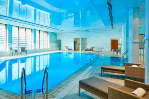 斯溫頓的住宿－Delta Hotels by Marriott Swindon，大楼内一个蓝色的大型游泳池
