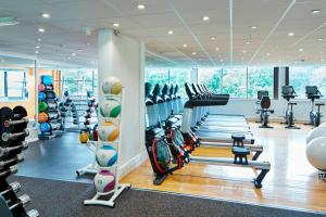 um ginásio com passadeiras e equipamento de exercício numa sala em Delta Hotels by Marriott Bristol City Centre em Bristol