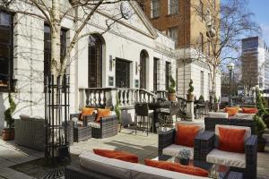 un patio avec des chaises et une table dans un bâtiment dans l'établissement Delta Hotels by Marriott Birmingham, à Birmingham