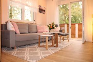 een woonkamer met een bank en een tafel bij Ferienhaus am Mühlteich in Lindenberg