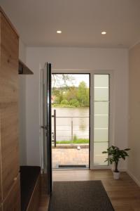 un pasillo con una puerta que conduce a un patio en Ferienhaus am Mühlteich, en Lindenberg