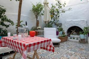 einen Tisch mit einem roten und weißen karierten Tischtuch im Garten in der Unterkunft Authentic Bodrum House in Bodrum City