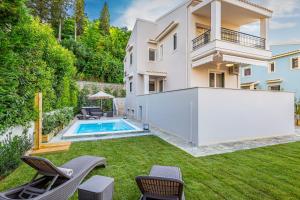 un cortile con piscina e una villa di Magdalena Home Corfu a Città di Corfù