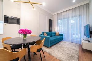 Televízia a/alebo spoločenská miestnosť v ubytovaní Lake Park Apartament