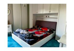 - un grand lit dans un dortoir doté de placards blancs dans l'établissement Villa Ortensia, à Brindisi