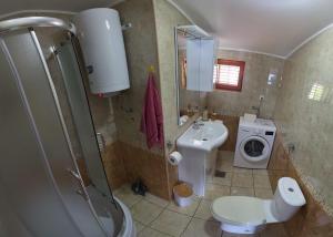 ein Badezimmer mit Toilette, Waschbecken und Dusche in der Unterkunft Spirit of the Sea in Dramalj + 37 Fotos