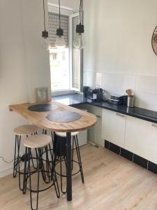 een keuken met een tafel en wat krukken erin bij Superbe studio au cœur de Nice ! in Nice +7 foto's