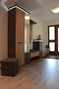 Appartement Bühelblick في غاسشرن: مطبخ كبير مع دواليب خشبية ومكتب