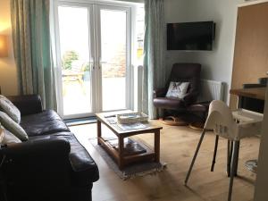 ein Wohnzimmer mit einem Sofa und einem Couchtisch in der Unterkunft Strawberry Fields in Cockermouth