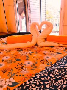 2 flamants assis sur un lit dans une pièce dans l'établissement Superbe appartement entre mer et montagne, à Le Tampon