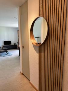 uno specchio a parete con soggiorno di Apartment EigerView a Grindelwald
